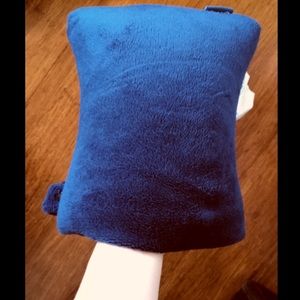 Travel small pillow: hand pouch 4 comfort, warmth